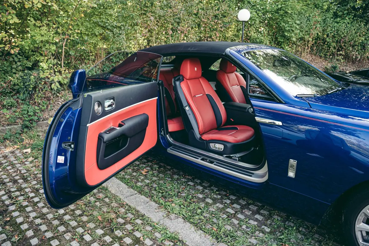 Rolls-Royce Dawn 2022, front view — Marbella Luxury Car Rental, Marbella. The Rolls-Royce Dawn is a drop-top four-seater built for slow, deliberate driving rather…