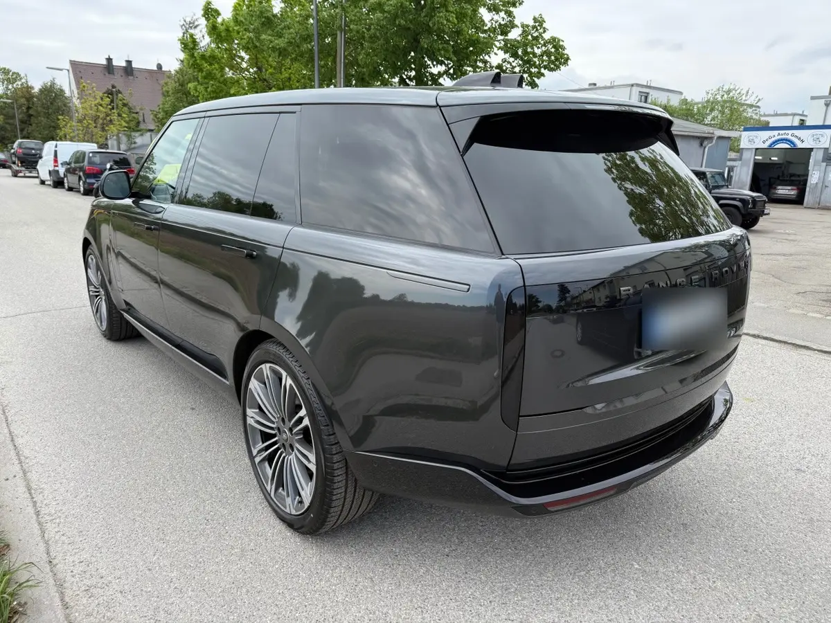 Rover Range Rover Autobiography D350 7s 2025, exterior — Marbella Luxury Car Rental, Marbella. The Range Rover Autobiography D350 7s carries its size without any of the usual bulk…