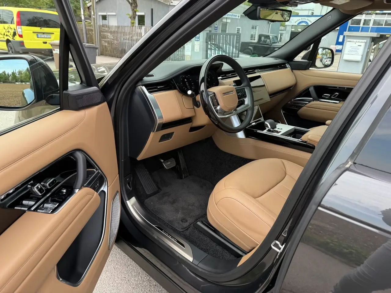 Rover Range Rover Autobiography D350 7s 2025, front view — Marbella Luxury Car Rental, Marbella. The Range Rover Autobiography D350 7s carries its size without any of the usual bulk…