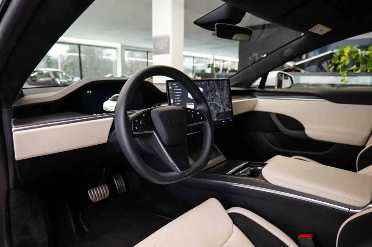 Tesla Model S Plaid 2025, front view — Marbella Luxury Car Rental, Marbella. The Tesla Model S Plaid trades engine notes for outright force: 1020 hp delivered through…