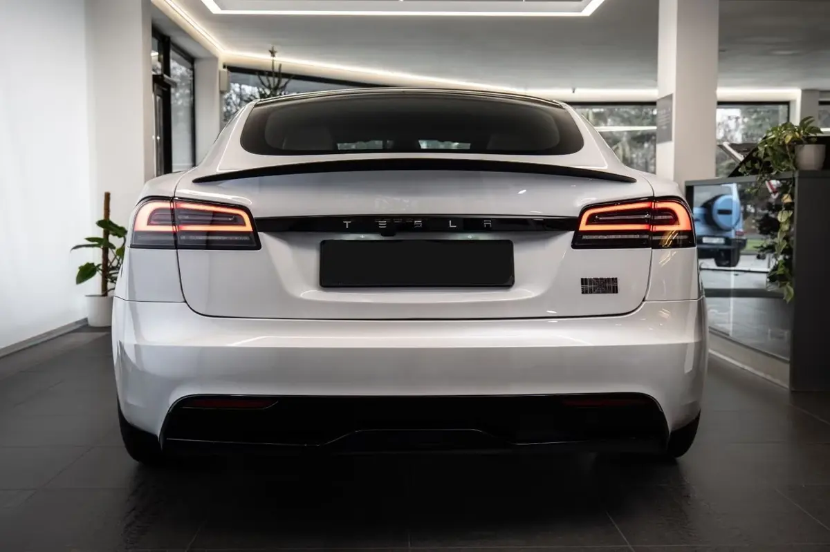 Tesla Model S Plaid 2025, interior — Marbella Luxury Car Rental, Marbella. The Tesla Model S Plaid trades engine notes for outright force: 1020 hp delivered through…