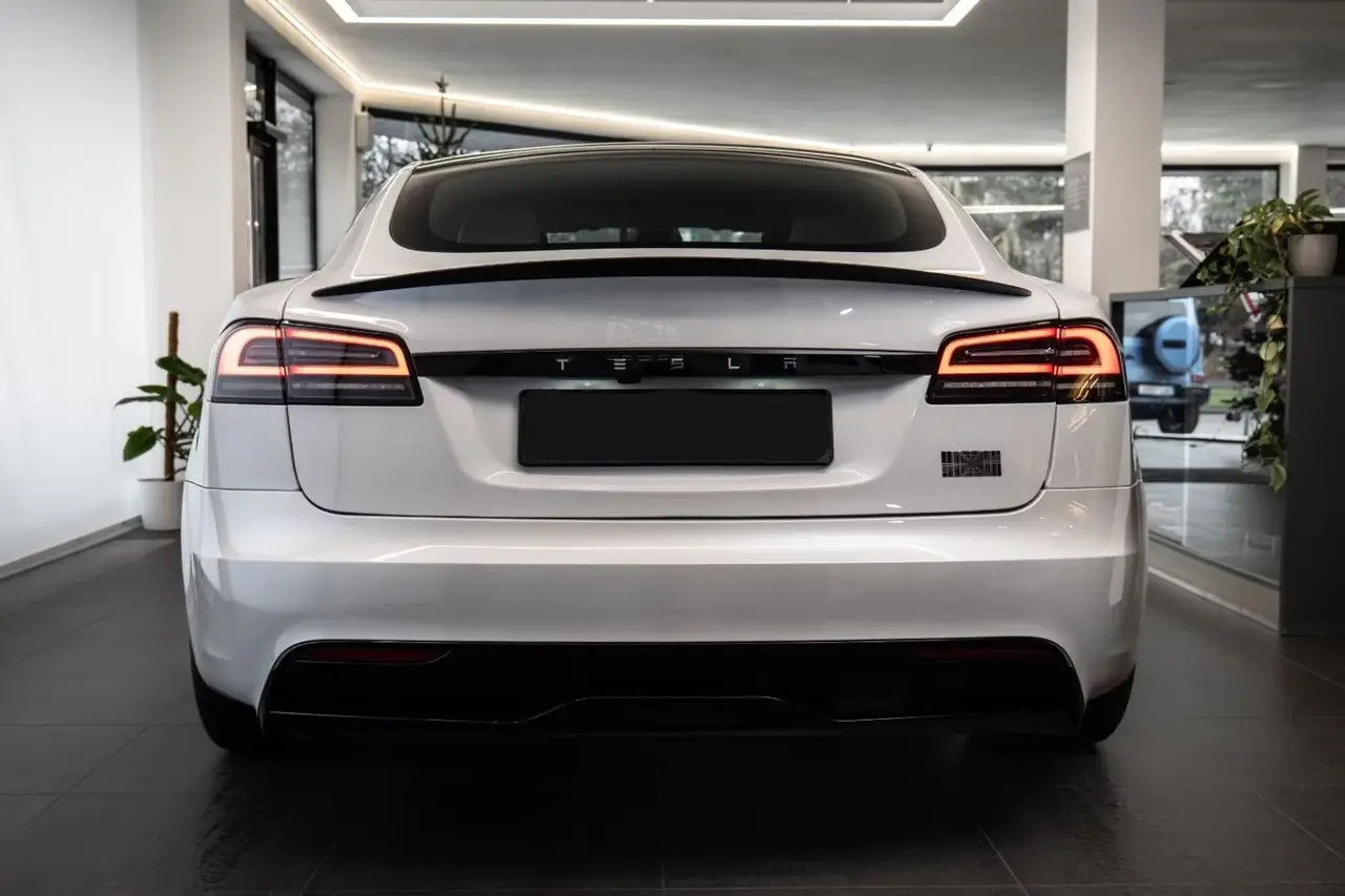 Tesla Model S Plaid 2025, interior — Marbella Luxury Car Rental, Marbella. The Tesla Model S Plaid trades engine notes for outright force: 1020 hp delivered through…