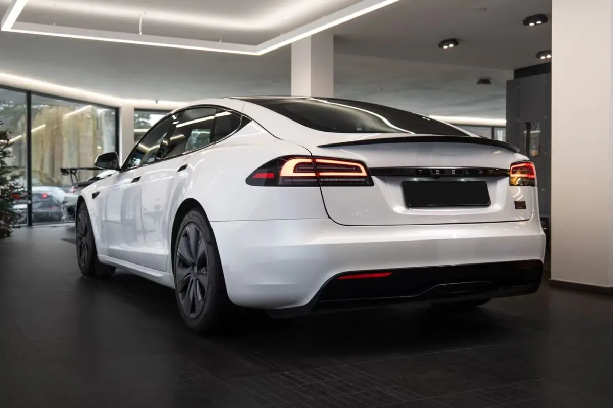 Tesla Model S Plaid 2025, dashboard — Marbella Luxury Car Rental, Marbella. The Tesla Model S Plaid trades engine notes for outright force: 1020 hp delivered through…