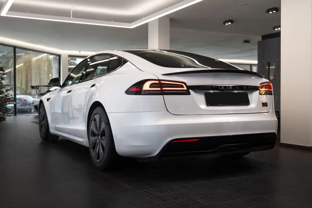 Tesla Model S Plaid 2025, dashboard — Marbella Luxury Car Rental, Marbella. The Tesla Model S Plaid trades engine notes for outright force: 1020 hp delivered through…