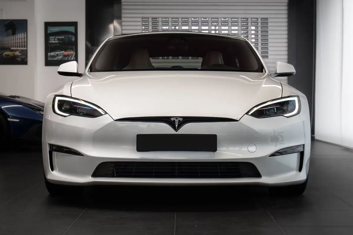 Tesla Model S Plaid 2025, side profile — Marbella Luxury Car Rental, Marbella. The Tesla Model S Plaid trades engine notes for outright force: 1020 hp delivered through…