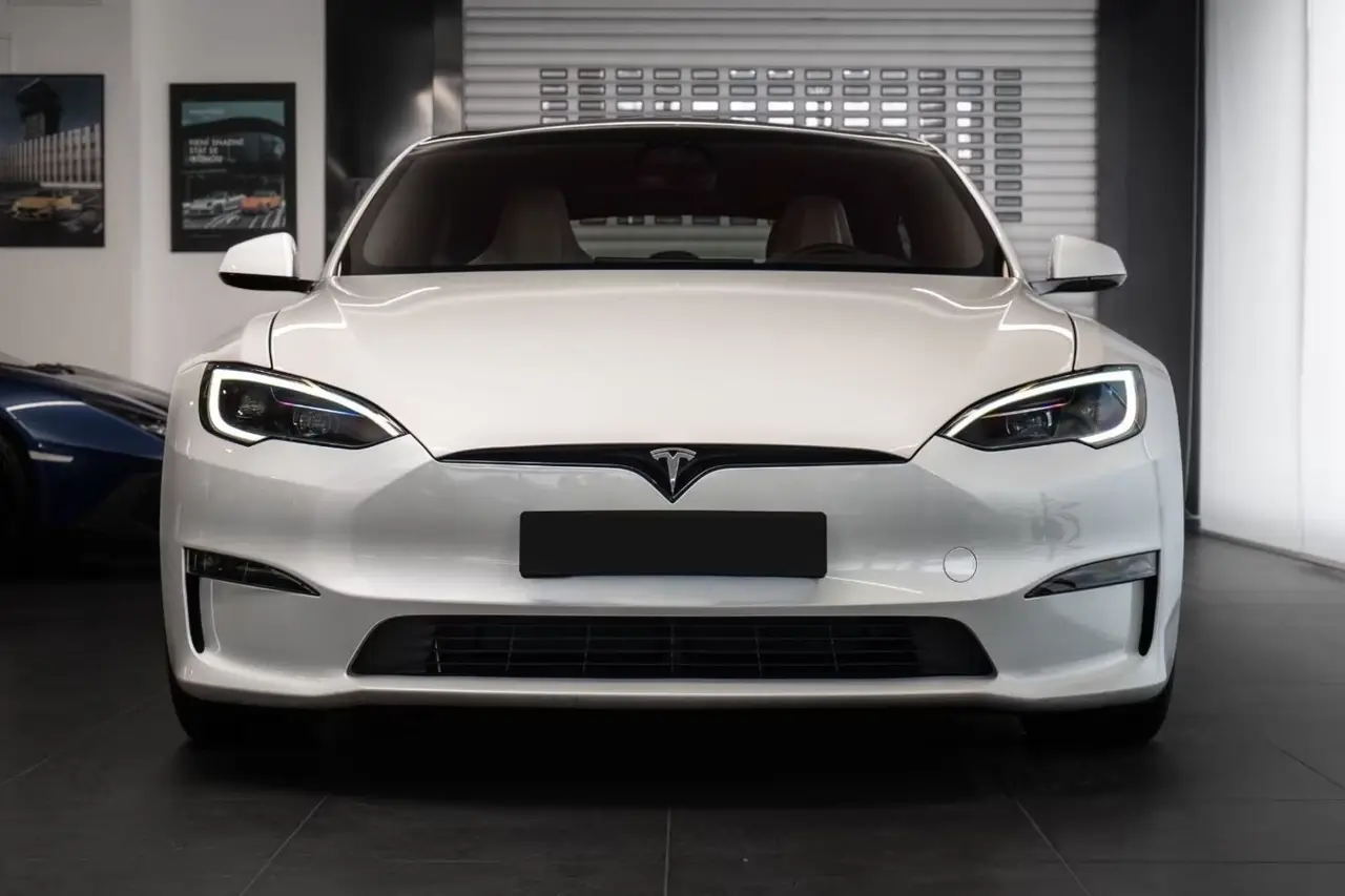 Tesla Model S Plaid 2025, side profile — Marbella Luxury Car Rental, Marbella. The Tesla Model S Plaid trades engine notes for outright force: 1020 hp delivered through…